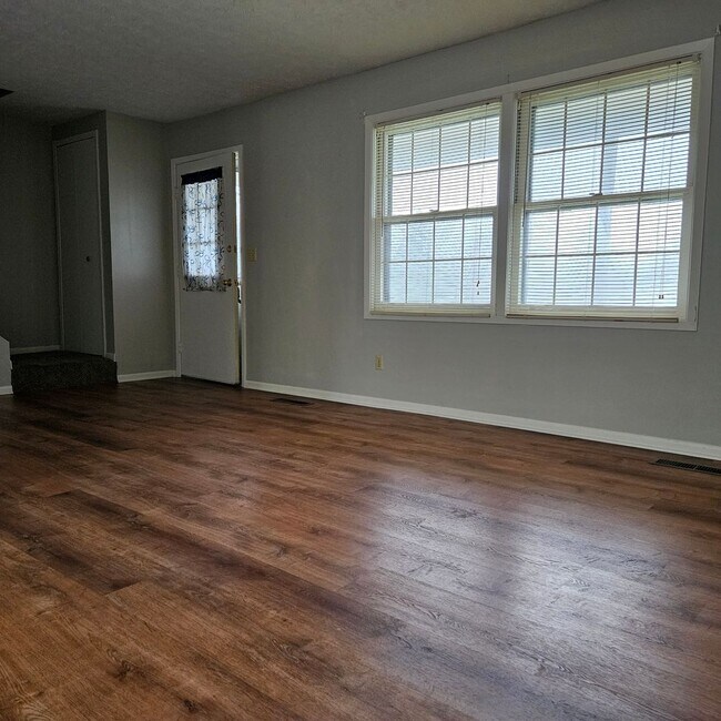 Building Photo - 1252 Colonial Dr