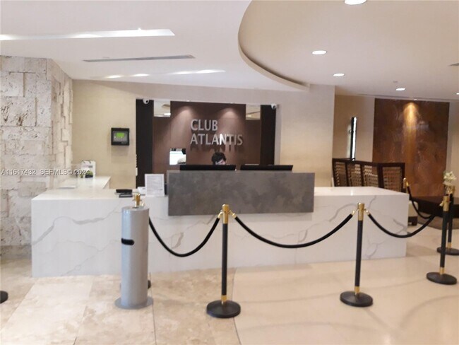 Building Photo - 2555 Collins Ave