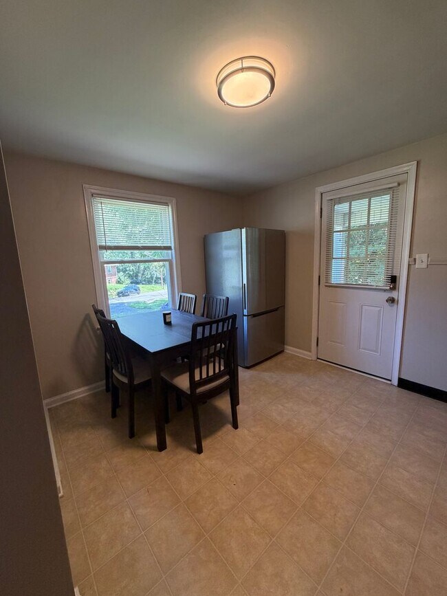 Building Photo - Convenient Blacksburg Duplex Close to VT