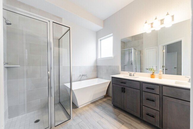 Building Photo - Amazing 5 Bedroom Home - Georgetown