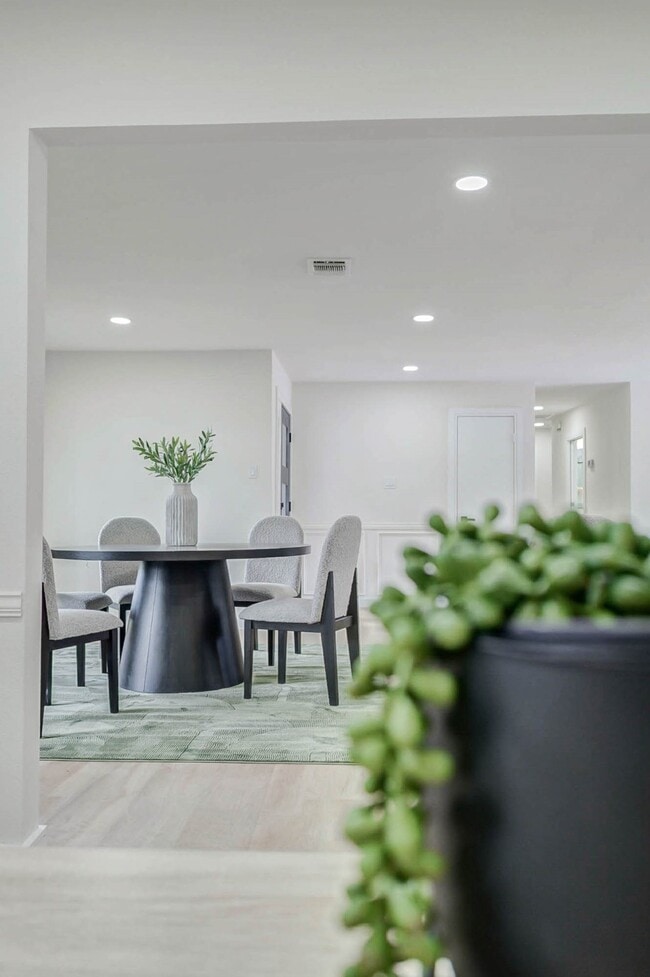 Building Photo - 9923 Emnora Ln