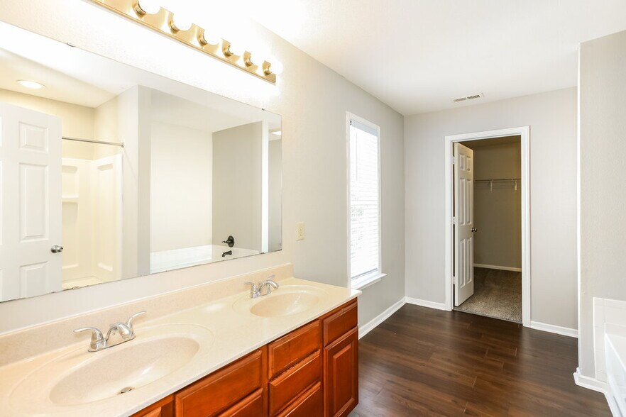 Building Photo - 10718 Pavilion Dr
