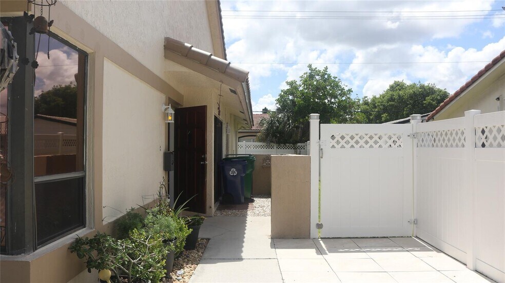 Building Photo - 4105 NW 78th Ter