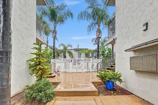 Building Photo - Upstairs 1 Bedroom Condo w/ Parking - Fresh Paint & Carpet!