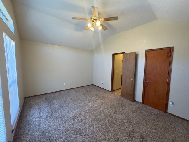 Building Photo - Charming Home in Stonepoint!