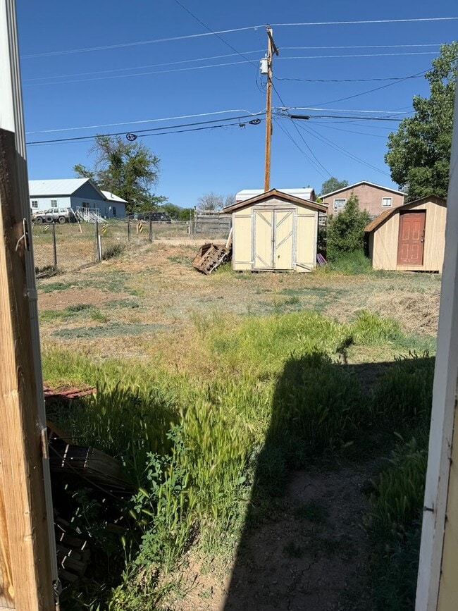 Building Photo - 3 bed, large yard