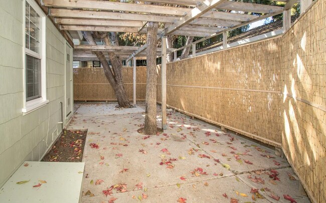 Building Photo - 496-496A Chiquita