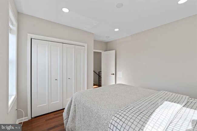 Building Photo - 444 Kenyon St NW