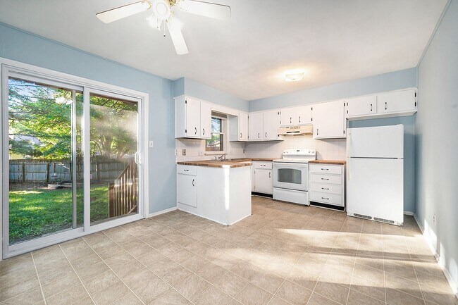 Building Photo - ****AVAILABLE NOW**** Huge Independence Du...