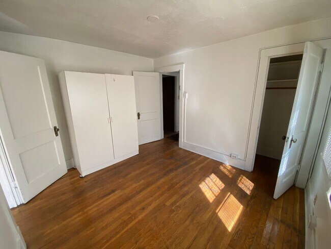 Building Photo - Spacious 3-Bedroom