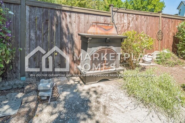 Building Photo - 304 NW 25th Pl