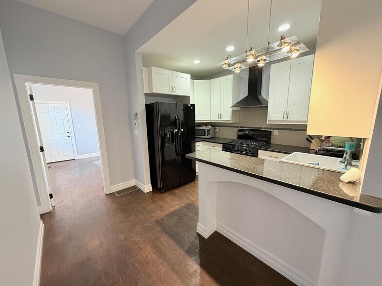 Building Photo - 8 Cross St E