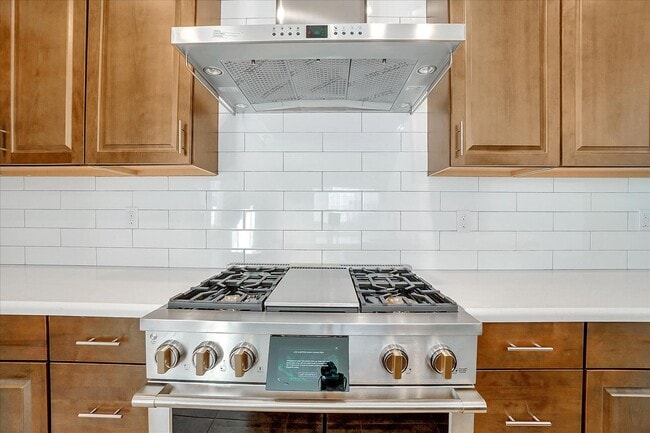 Building Photo - FULLY FURNISHED - ALMOST NEW 4 BED, 2.5 BA...