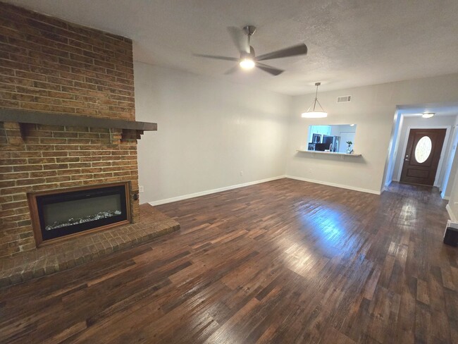Building Photo - Deland  - 2 Bedroom, 2 Bathroom -  $1,695.00