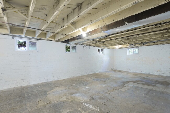 Building Photo - 401 S Buchanan St