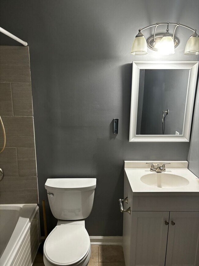 Building Photo - 1042 Live Oak Dr