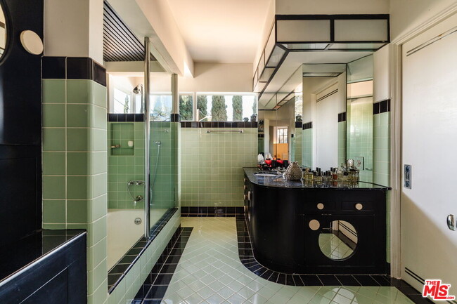 Building Photo - 1530 N Easterly Terrace