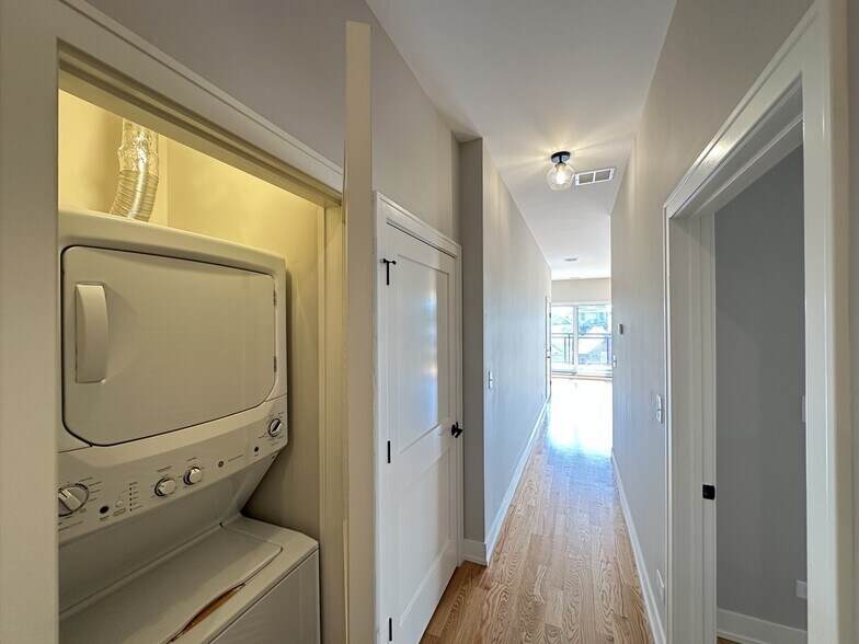 Building Photo - 2100 W 18th Pl