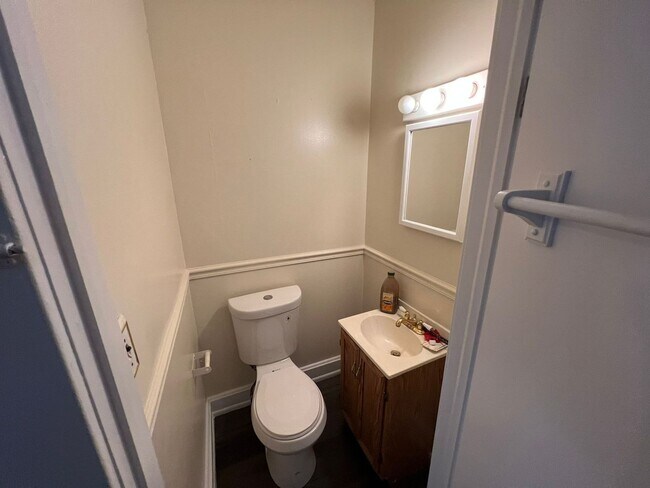 Building Photo - Stunning Newly Renovated 2 Bedroom 1.5 Bathroom