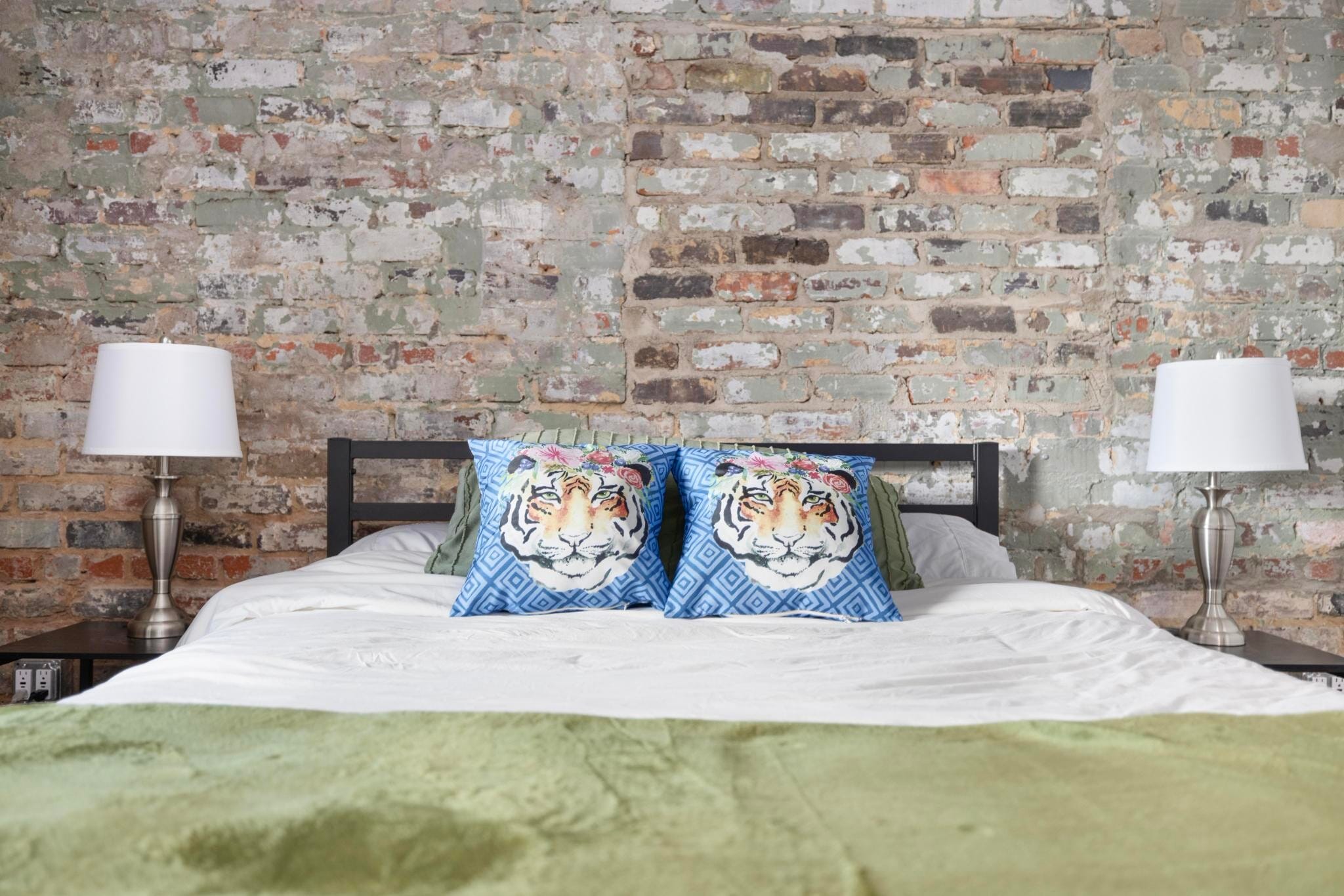 Building Photo - 18 Bank St