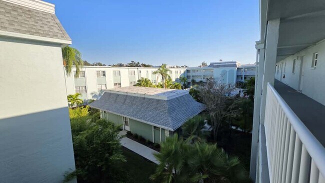 Building Photo - 701 Poinsettia Rd