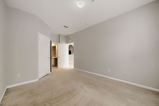 Building Photo - APARTMENT IN THE METROWEST AREA!