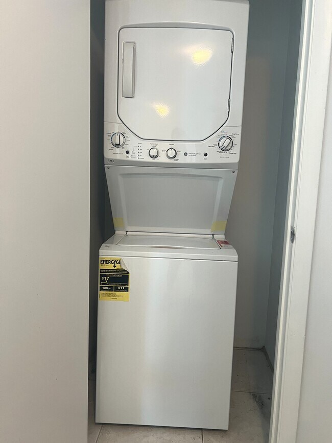 Building Photo - 1900 N Bayshore Dr