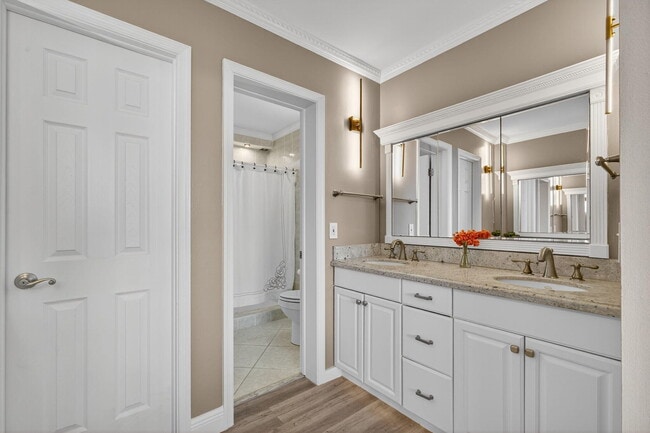 Building Photo - 801 Lake Shore Dr