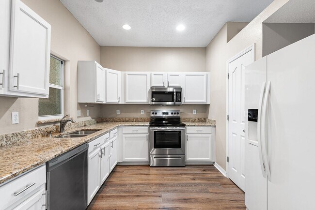 Building Photo - TAMPA TOWNHOME IN GATED COMMUNITY!
