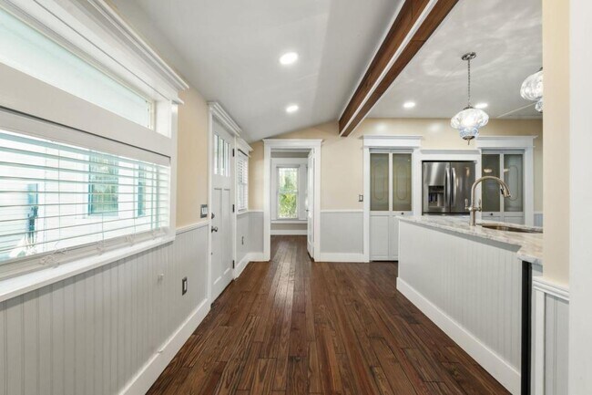 Building Photo - 342 N Cove Blvd
