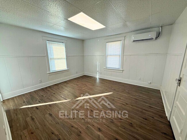Building Photo - 1500 SW Van Buren St