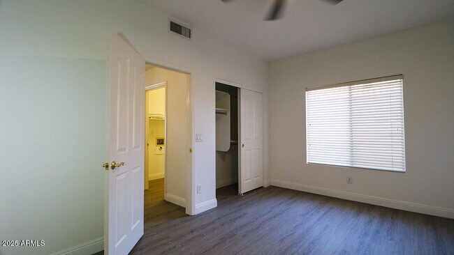 Building Photo - 7861 W Kerry Ln