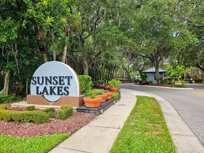 Building Photo - Waterfront Pool Home in Desirable Sunset Lakes