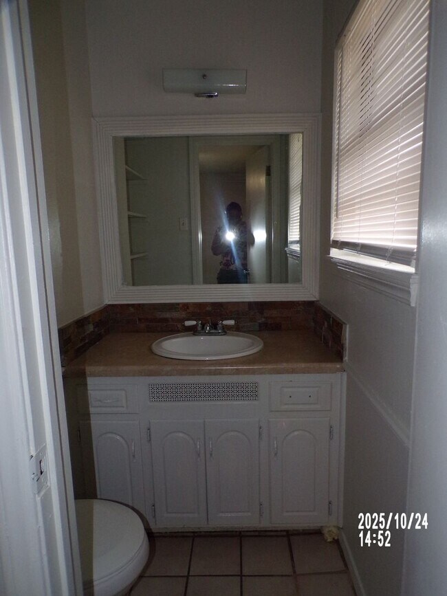 Building Photo - Very Nice home located in the Sullivan Vil...