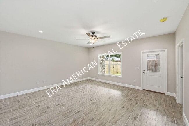 Building Photo - 721 Fairview Dr