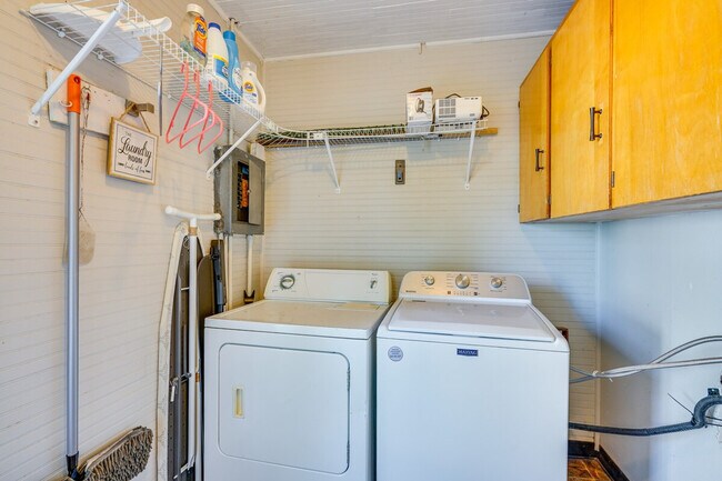 Building Photo - 2509 E Routt Ave