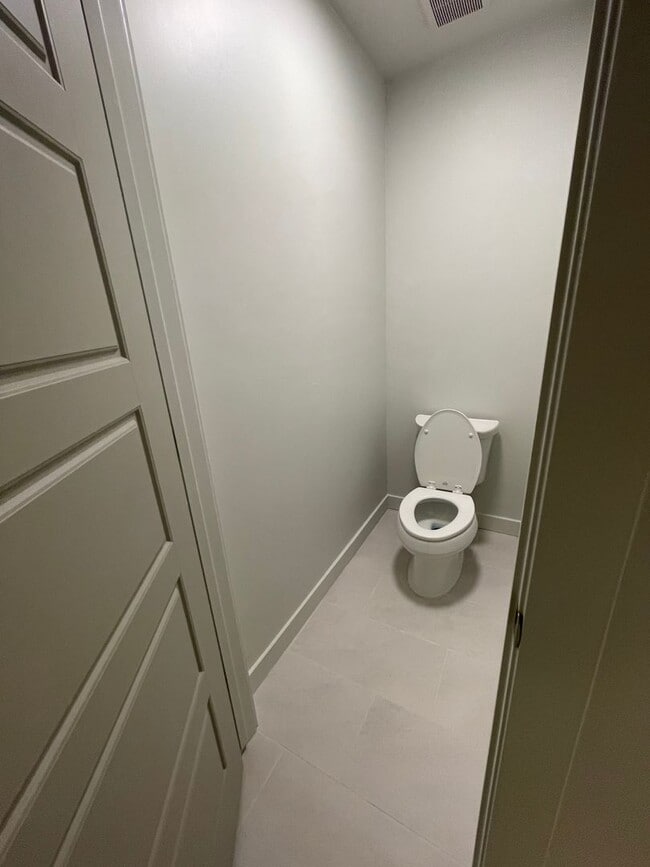 Building Photo - Modern home!