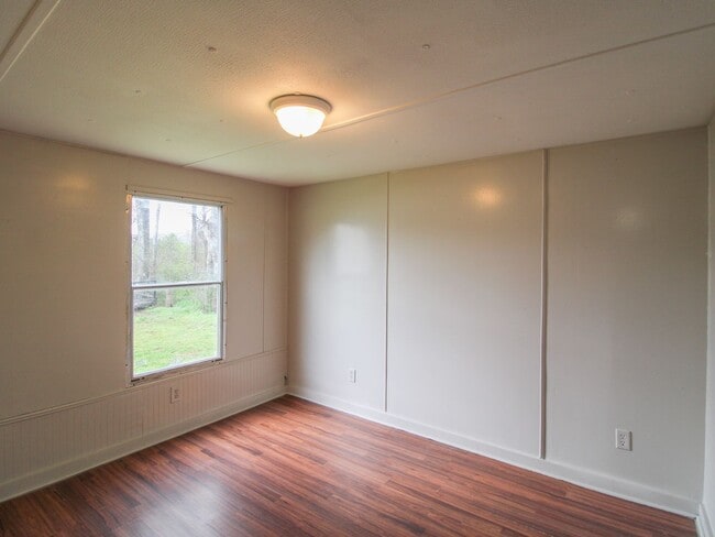 Building Photo - Close to downtown Pulaski!