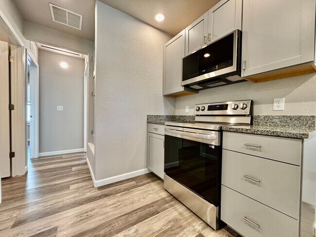 Building Photo - Charming Duplex in Prime Fort Collins Location!