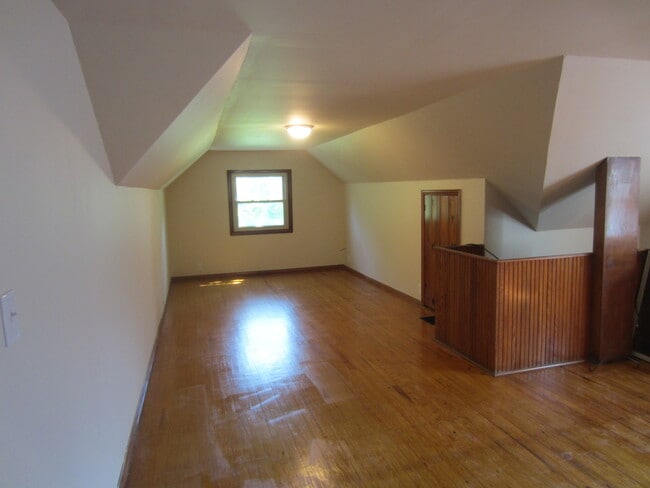 Building Photo - Updated 3 Bed 2 Bath Home