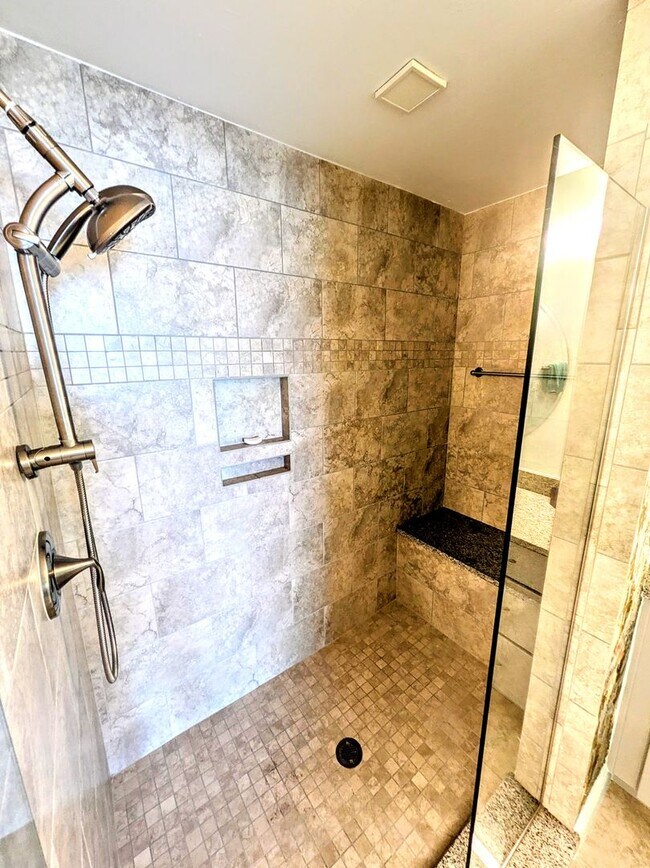 Building Photo - Annual Turnkey 3/3 penthouse on waterfront...