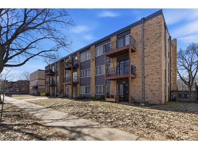 Building Photo - 2740 Pleasant Ave