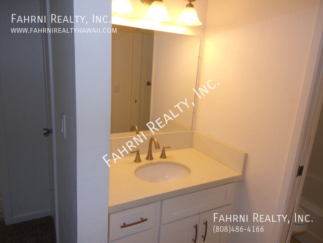 Building Photo - PALEHUA GARDENS - Upgraded 3 Bedroom Townhome