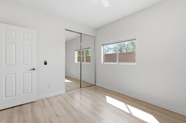 Building Photo - 7500 E Deer Valley Rd