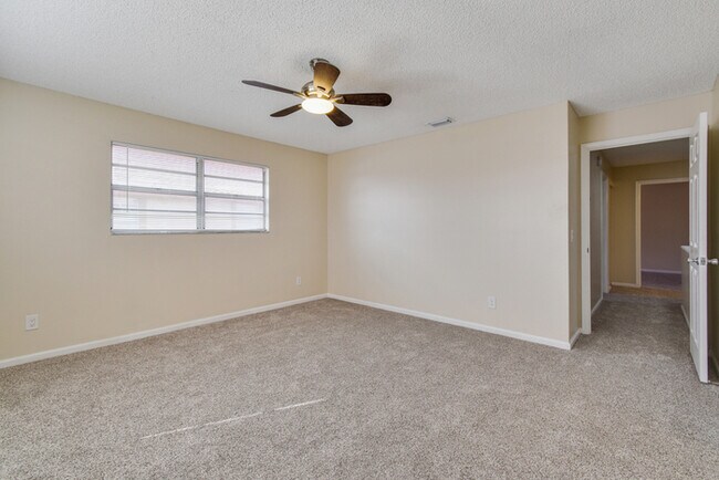 Building Photo - BEAUTIFUL THREE BEDROOM TOWNHOME WITH GARAGE(AVAILABE NOVEMBER)