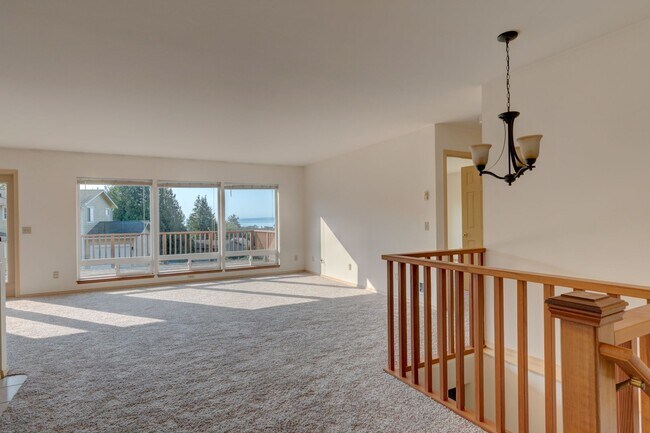 Building Photo - 2 bedroom and 2.5 Bath - Admirals Cove Home