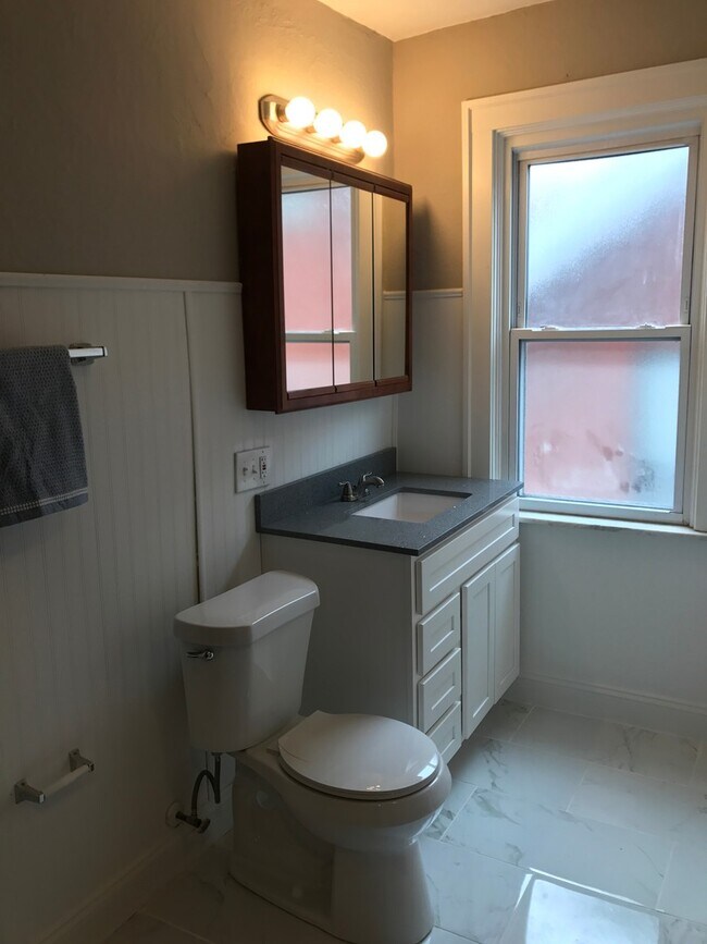 Building Photo - Large Spacious Home with 2 Car Garage in South Hampton