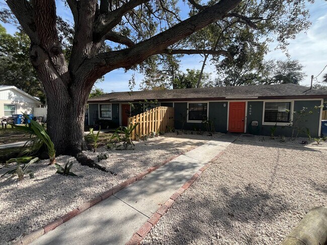 Building Photo - Cozy duplex with 3 bedrooms and 2 baths