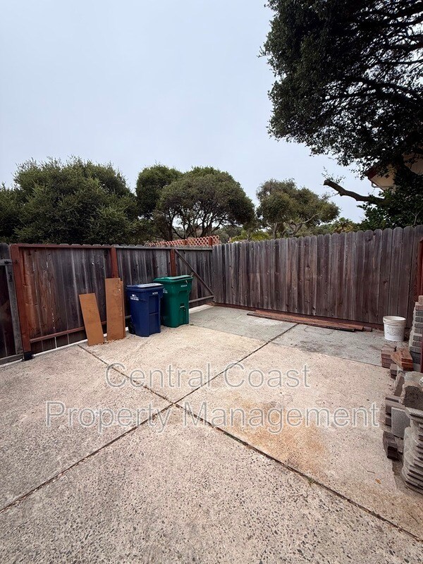 Building Photo - 9465 Valley Oak Way