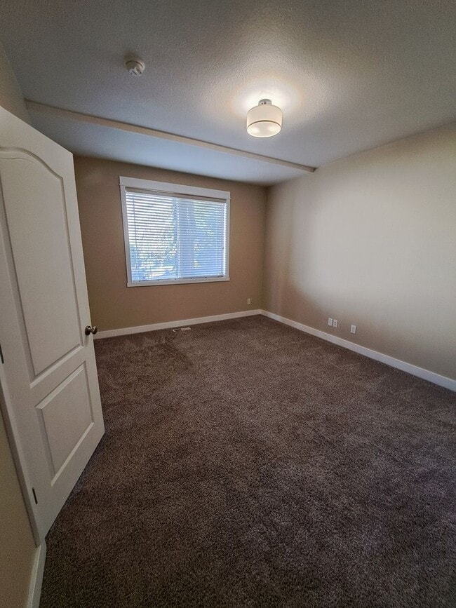 Building Photo - Secluded 5 bedroom Amazing Views Green Space